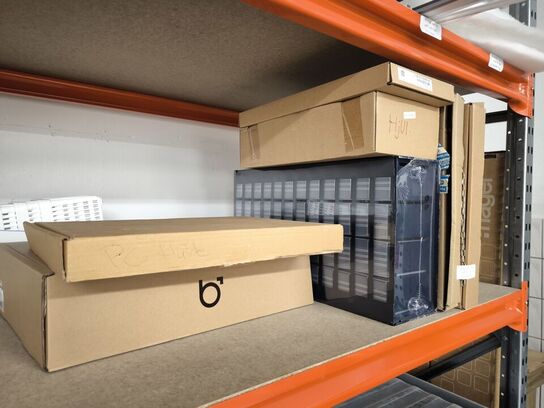 Indhold på hylder og under reol samt ved gavl