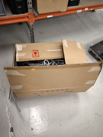 Kasse med div. Ledninger