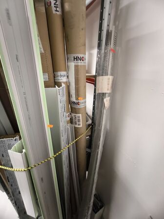 Indhold på hylder og under reol samt ved gavl