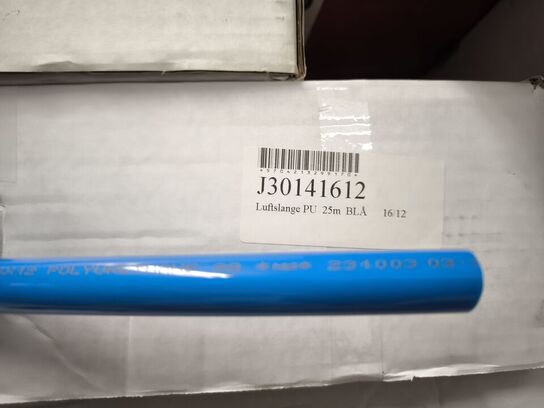 2 stk. hylder med indhold