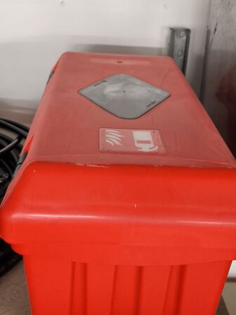 2 stk. hylder med indhold bl.a. slange