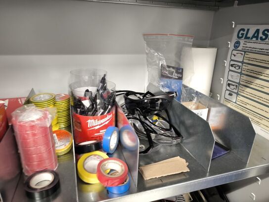 Indhold i skab (se beskrivelse)