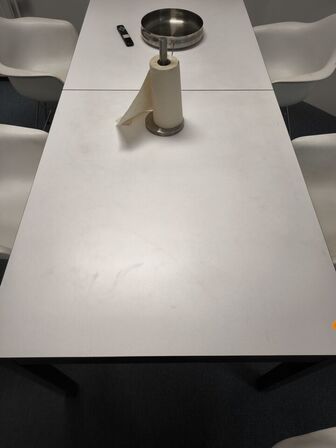 Bord med 6 stk. skalstole