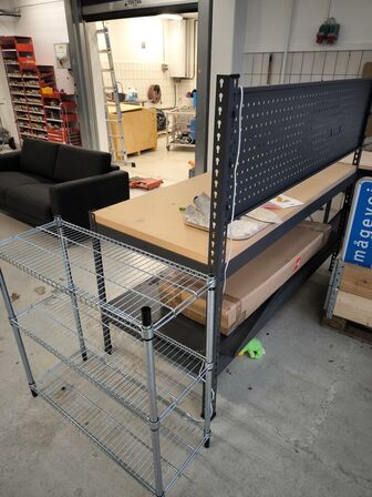 Arbejdsbord med lys samt reol