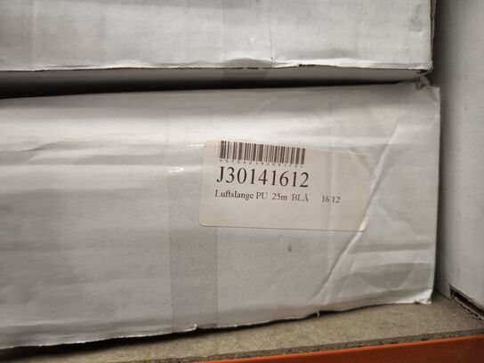 2 stk. hylder med indhold