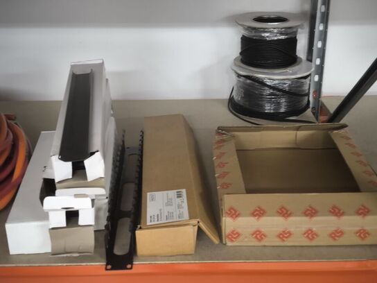 2 stk. hylder med indhold bl.a. slange