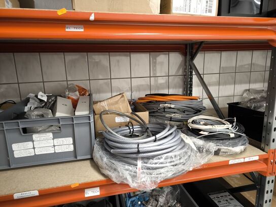 2 stk. hylder med indhold samt indhold under reol