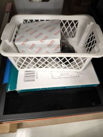 2 stk. hylder med indhold