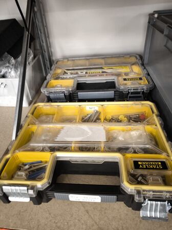 Indhold på hylder og under reol samt ved gavl