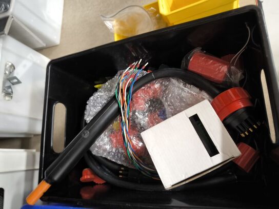 2 stk. hylder med indhold samt indhold under reol