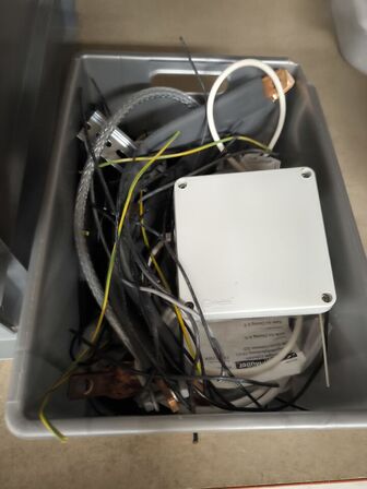 Indhold på hylder og under reol samt ved gavl