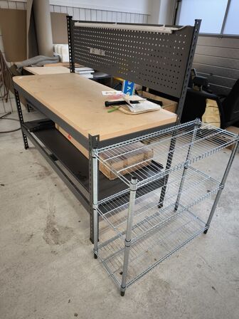 Arbejdsbord med lys samt reol