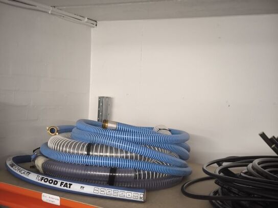 2 stk. hylder med indhold bl.a. slange