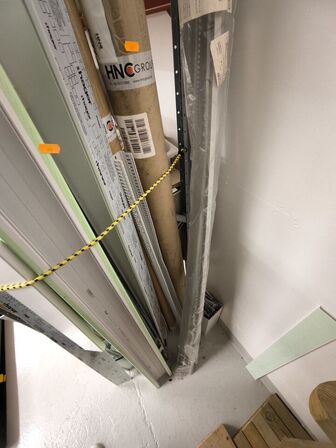 Indhold på hylder og under reol samt ved gavl