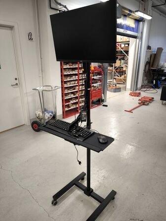 Mobil arbejdsstation med skærm og tastatur