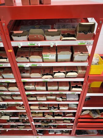 Indhold på reol (se beskrivelse)