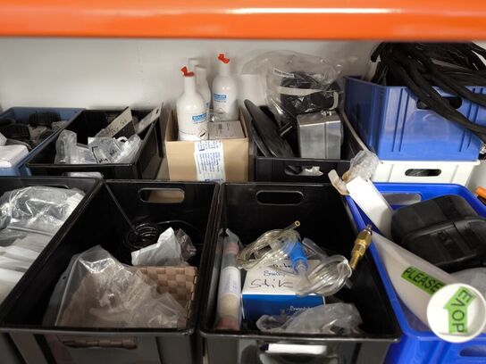 2 stk. hylder med indhold samt indhold under reol