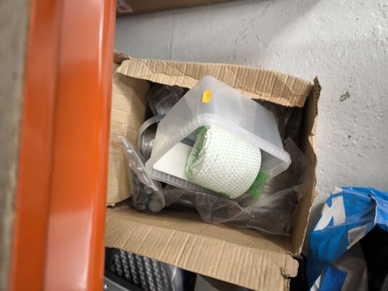 2 stk. hylder med indhold samt indhold under reol