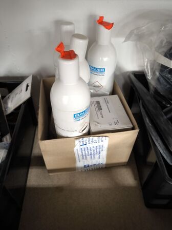 2 stk. hylder med indhold samt indhold under reol