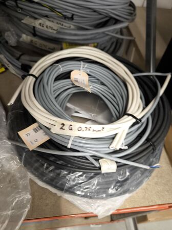 2 stk. hylder med indhold samt indhold under reol