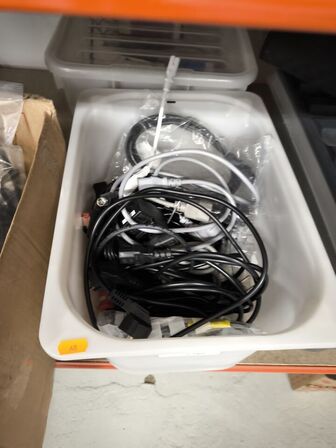 Indhold på hylder og under reol samt ved gavl