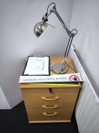 Skrivebord med skuffemodul og lampe