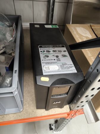 2 stk. hylder med indhold samt indhold under reol