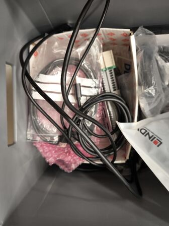 2 kasser med indhold