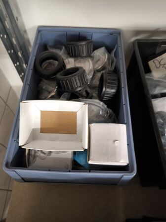 2 stk. hylder med indhold samt indhold under reol