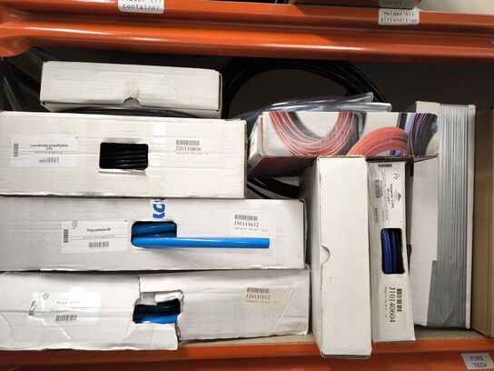 2 stk. hylder med indhold