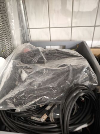 2 stk. hylder med indhold samt indhold under reol