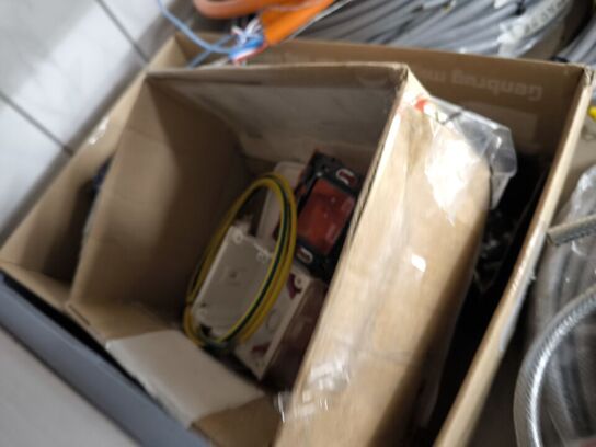 2 stk. hylder med indhold samt indhold under reol