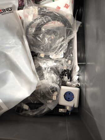 2 kasser med indhold