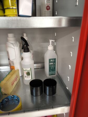 Indhold i skab (se beskrivelse)