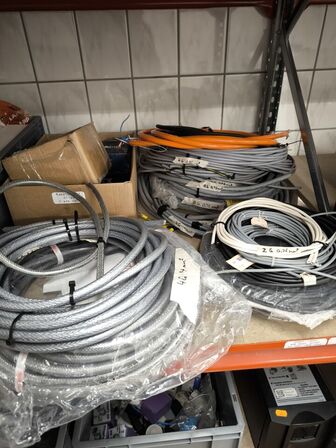 2 stk. hylder med indhold samt indhold under reol