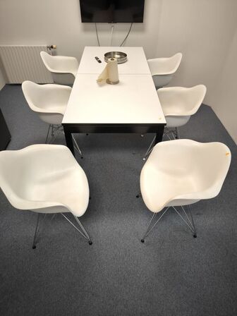 Bord med 6 stk. skalstole