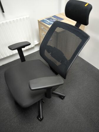 Skrivebord med stol og skuffemodul