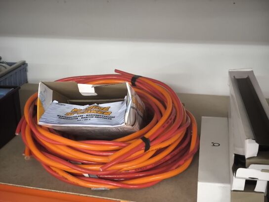 2 stk. hylder med indhold bl.a. slange