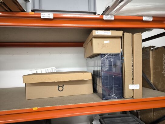 Indhold på hylder og under reol samt ved gavl