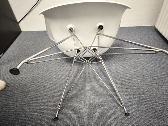 Bord med 6 stk. skalstole