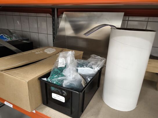 2 stk. hylder med indhold