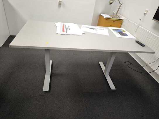 Skrivebord med skuffemodul og lampe