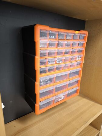 Sortimentskasse med indhold