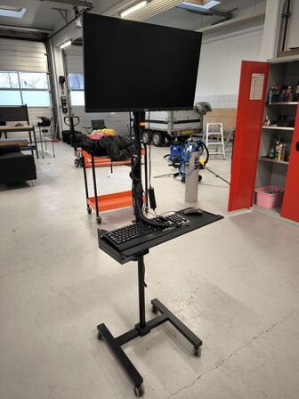 Mobil arbejdsstation med skærm og tastatur