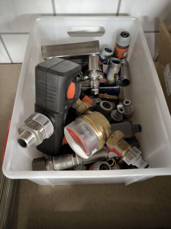 2 stk. hylder med indhold