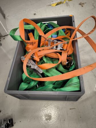 Kasse med spændestropper