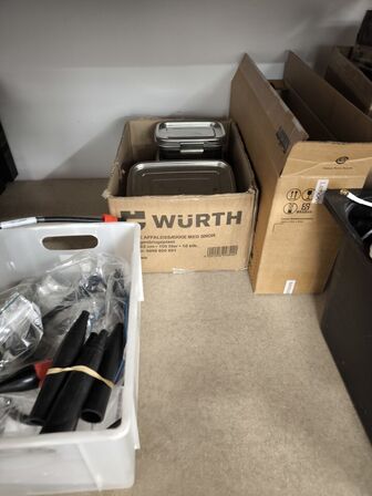 2 stk. hylder med indhold samt indhold under reol