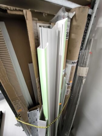 Indhold på hylder og under reol samt ved gavl