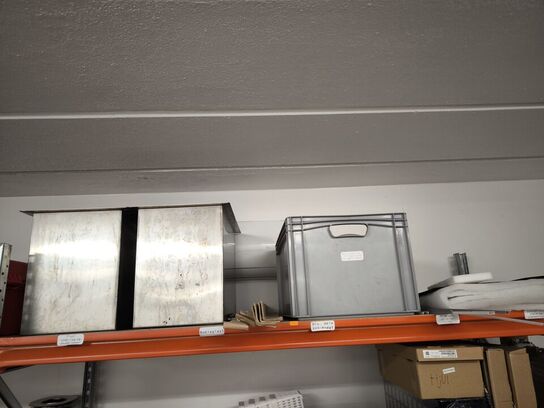 Indhold på hylder og under reol samt ved gavl