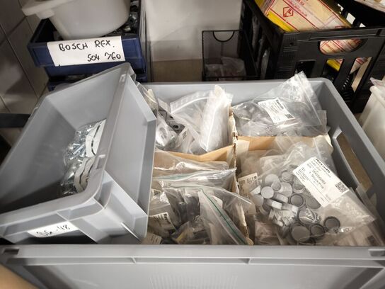 2 stk. hylder med indhold samt indhold under reol